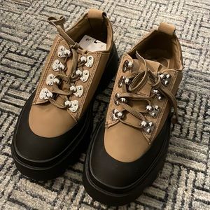 Zara low heel hiking shoes in taupe gray / size 6 / broken rivet